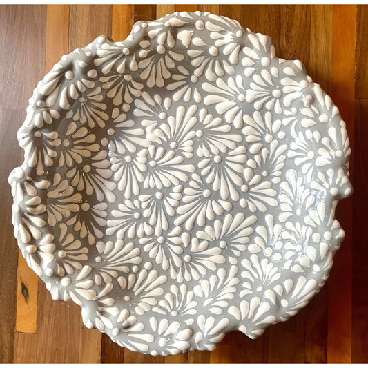 Flor Gris Colonial: Exquisiter, handgefertigter & handbemalter Talavera-Teller