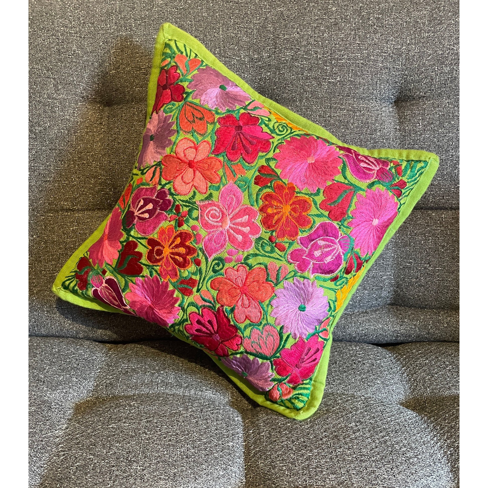 Grüner, handbestickter Kissenbezug aus Oaxaca – leuchtende Blumenstickereien, handgefertigt in Mexiko, traditionelles Kunsthandwerk.