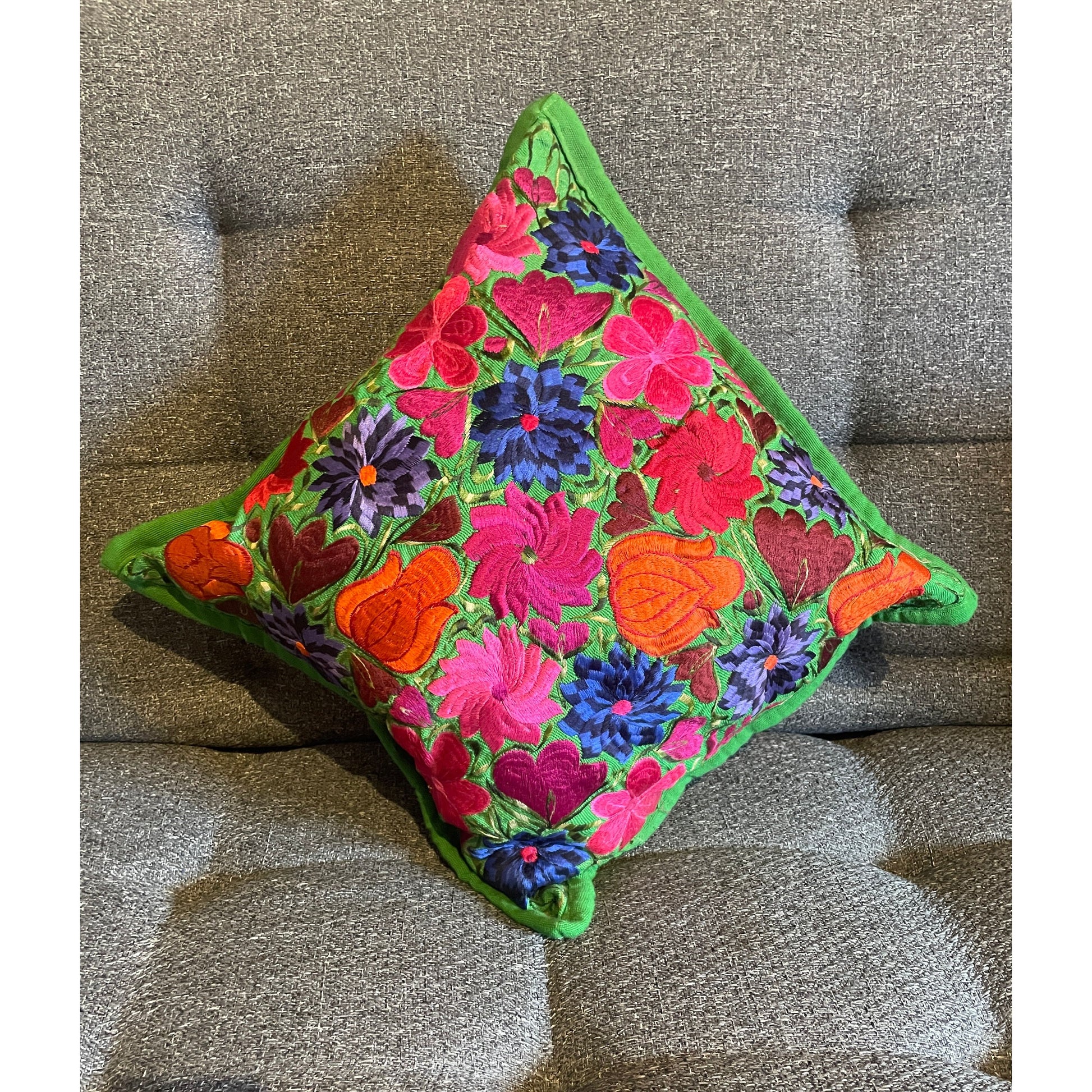 Grüner, handbestickter Kissenbezug aus Oaxaca – leuchtende Blumenstickereien, handgefertigt in Mexiko, traditionelles Kunsthandwerk.