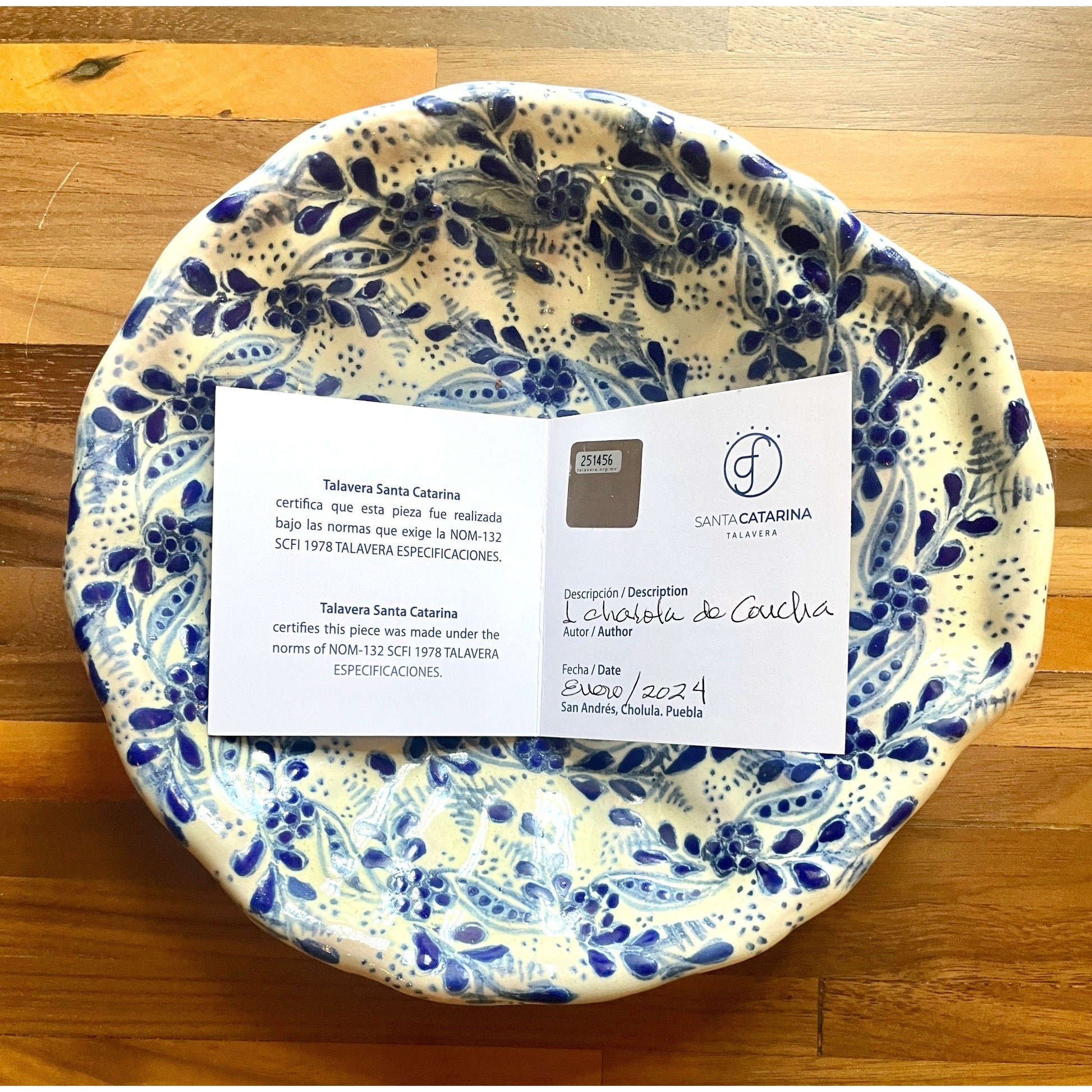 Handbemalte Talavera-Vase aus Santa Catarina, Mexiko – florale Muster, blau-weiße Farbgebung, zertifiziertes Unikat aus traditioneller mexikanischer Handwerkskunst.