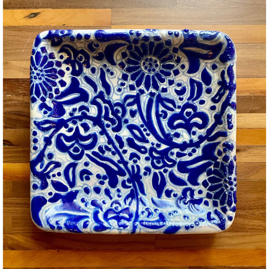 Handbemalte Talavera-Vase aus Santa Catarina, Mexiko. Blau-weiße florale Muster, einzigartiges Kunsthandwerk.