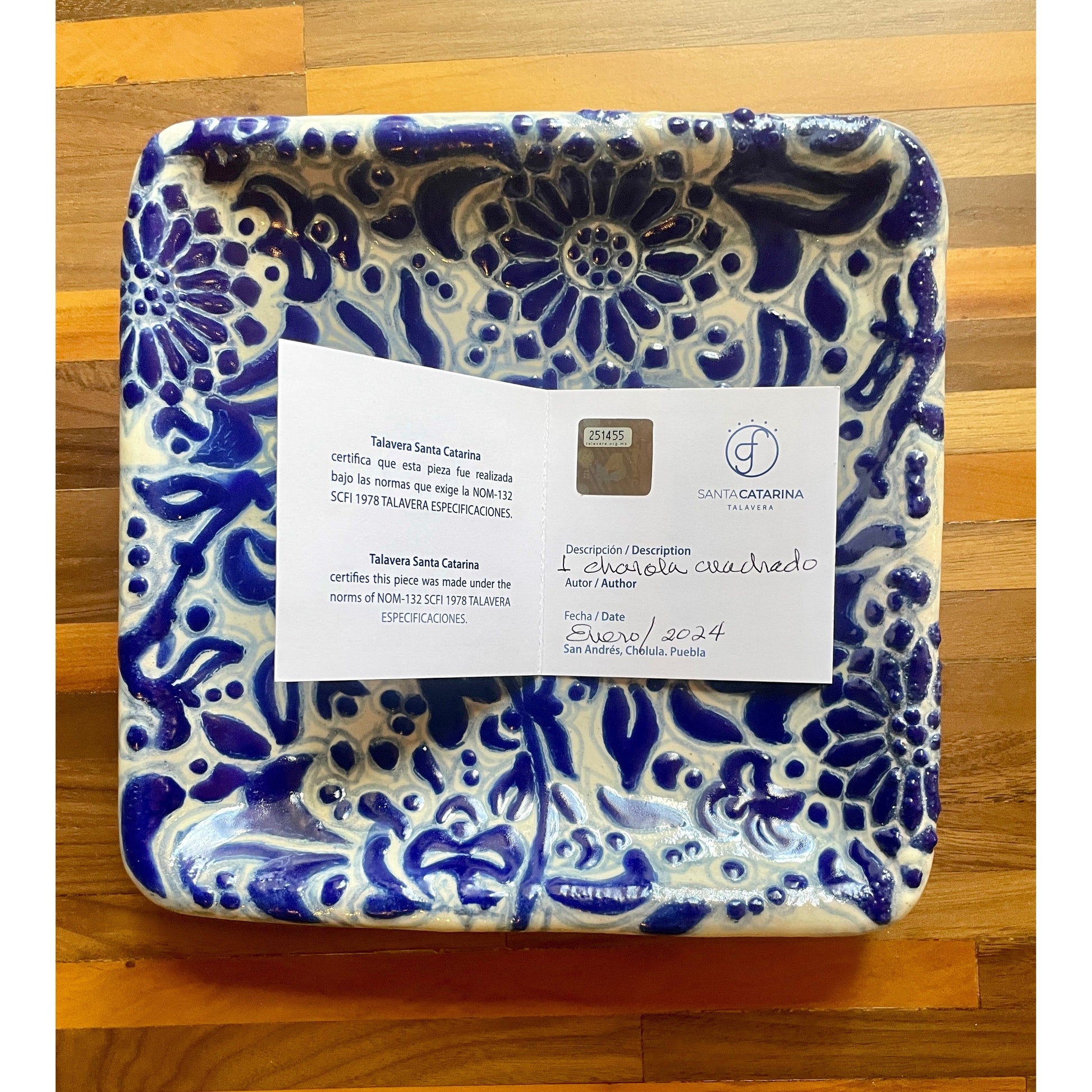 Handbemalte Talavera-Vase aus Santa Catarina, Mexiko. Blau-weiße florale Muster, einzigartiges Kunsthandwerk.
